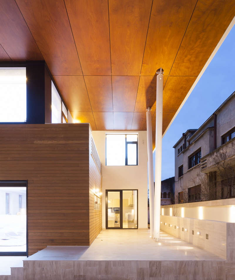 https://nbc-arhitect.ro/wp-content/uploads/2020/10/NBC-ARHITECT-_-housing-_-Sandu-Aldea-House-Villa-_-exterior-view-_-entrance_1.jpg