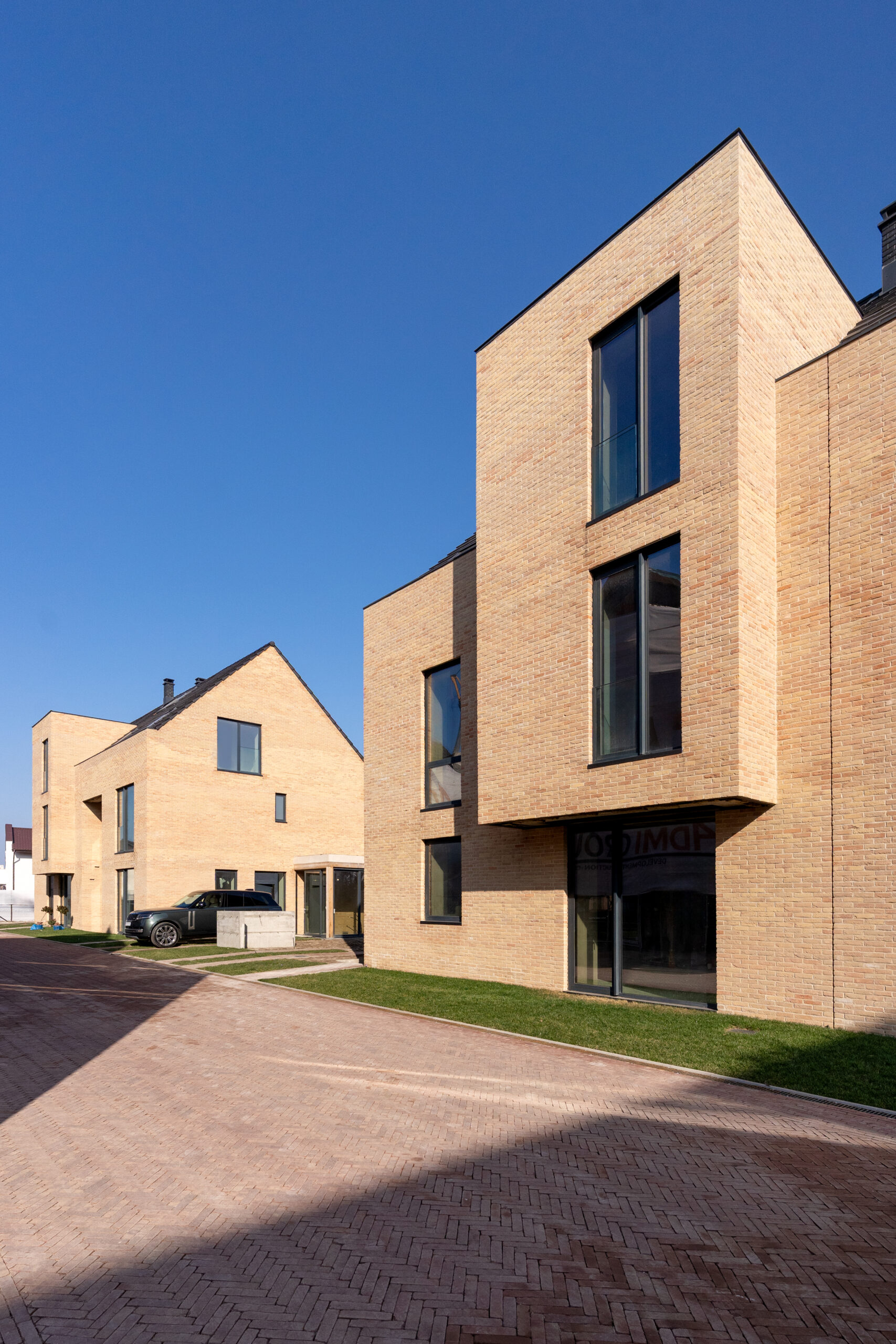 https://nbc-arhitect.ro/wp-content/uploads/2023/03/4-Bloomfield-NBC-Arhitect-_-residential-_-Bucharest-Romania-scaled.jpg