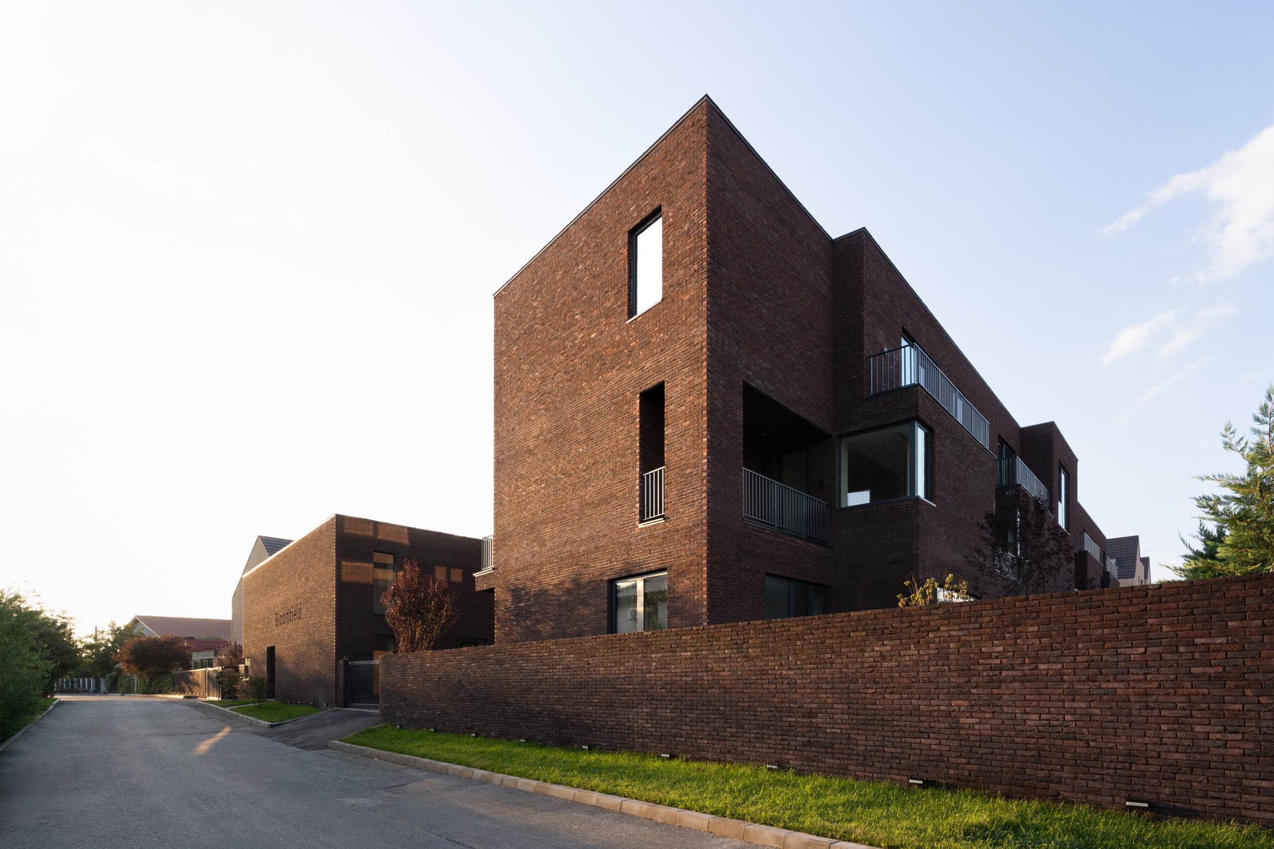 https://nbc-arhitect.ro/wp-content/uploads/2023/03/BLOOMFIELD_03_TOWNHOUSE_10_B-redus-scaled.jpg