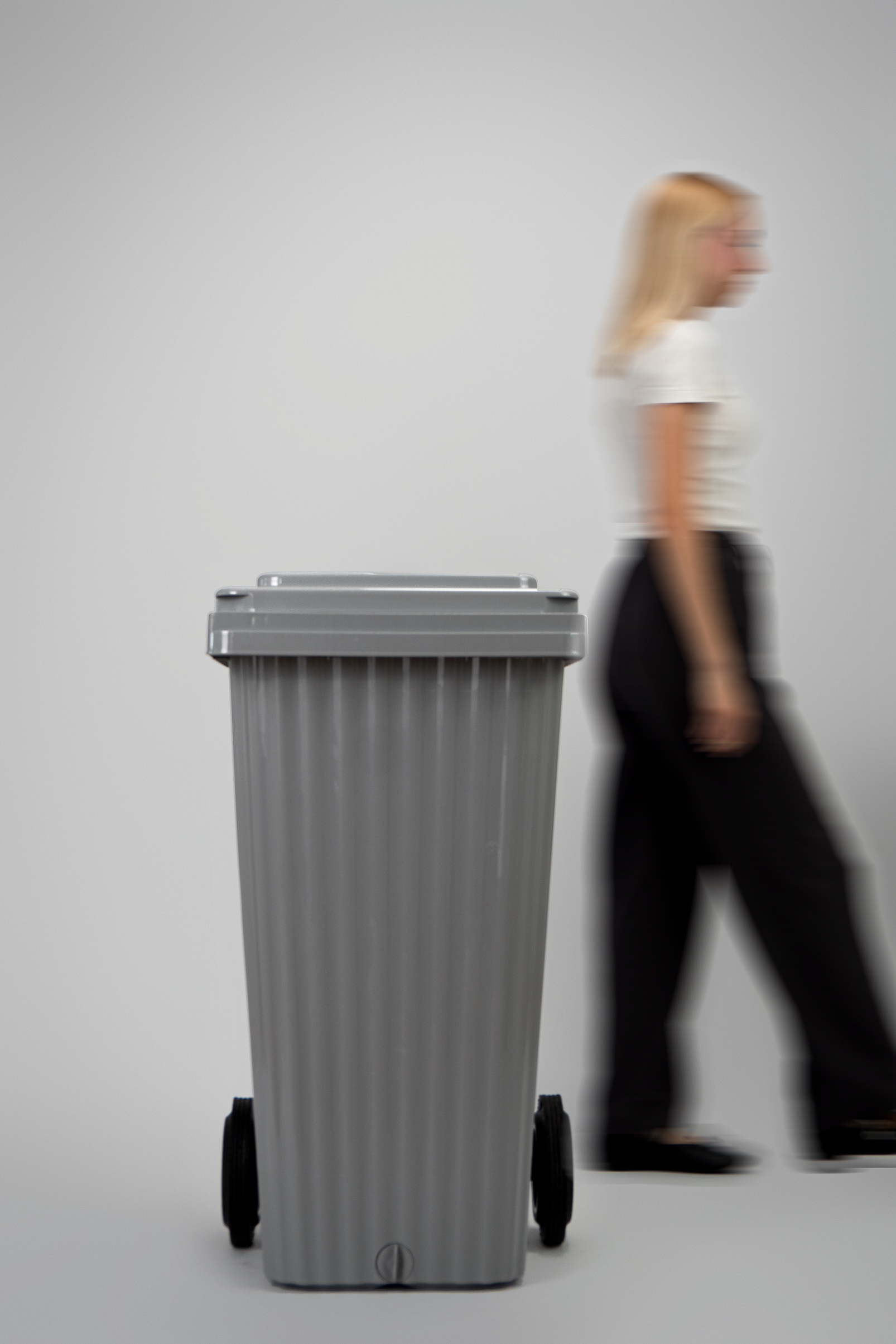 https://nbc-arhitect.ro/wp-content/uploads/2024/06/10-Foto-Pubela-Concrete-Wave-Bin-NBC-ARHITECT-_-product-design.jpg
