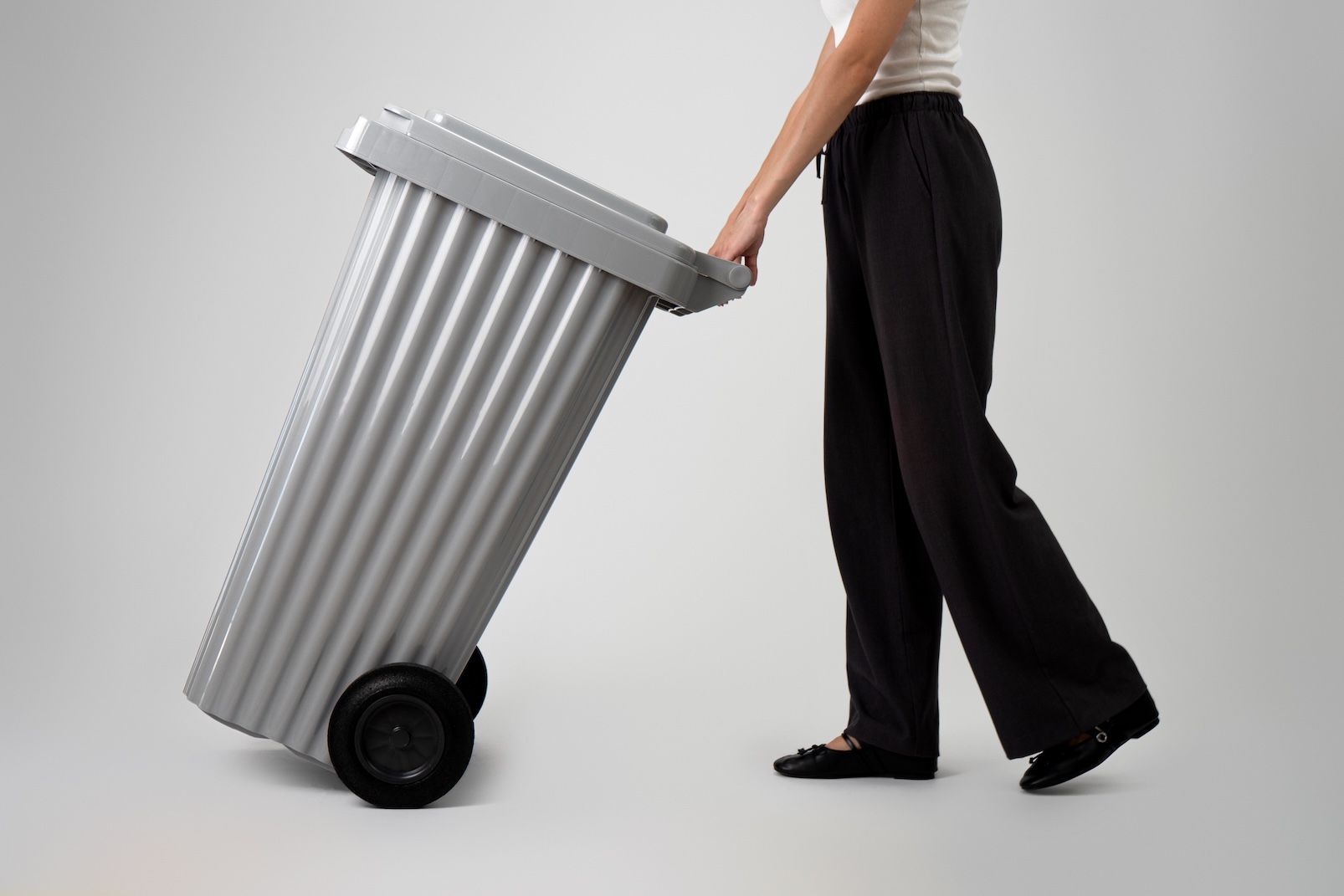 https://nbc-arhitect.ro/wp-content/uploads/2024/06/11-Foto-Pubela-Concrete-Wave-Bin-NBC-ARHITECT-_-product-design.jpg