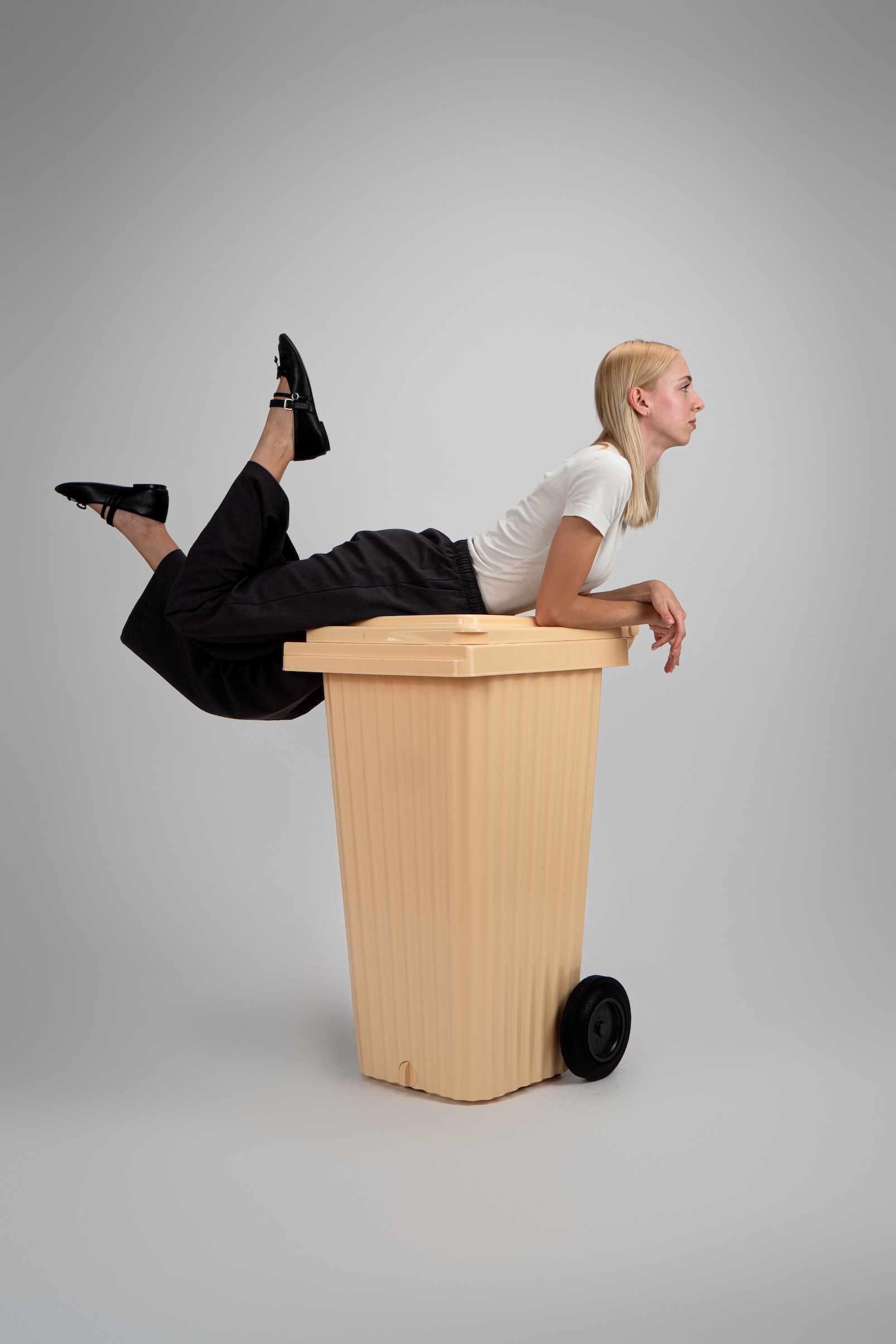 https://nbc-arhitect.ro/wp-content/uploads/2024/06/13-Foto-Pubela-Sahara-Wave-Bin-NBC-ARHITECT-_-product-design.jpg