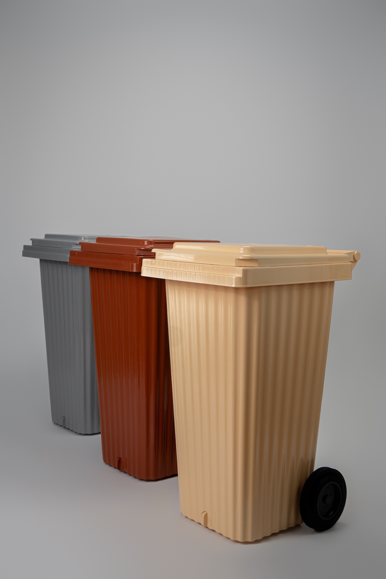 https://nbc-arhitect.ro/wp-content/uploads/2024/06/15-Foto-Concrete-Terracotta-Sahara-Pubela-Wave-Bin-NBC-ARHITECT-_-product-design.jpg