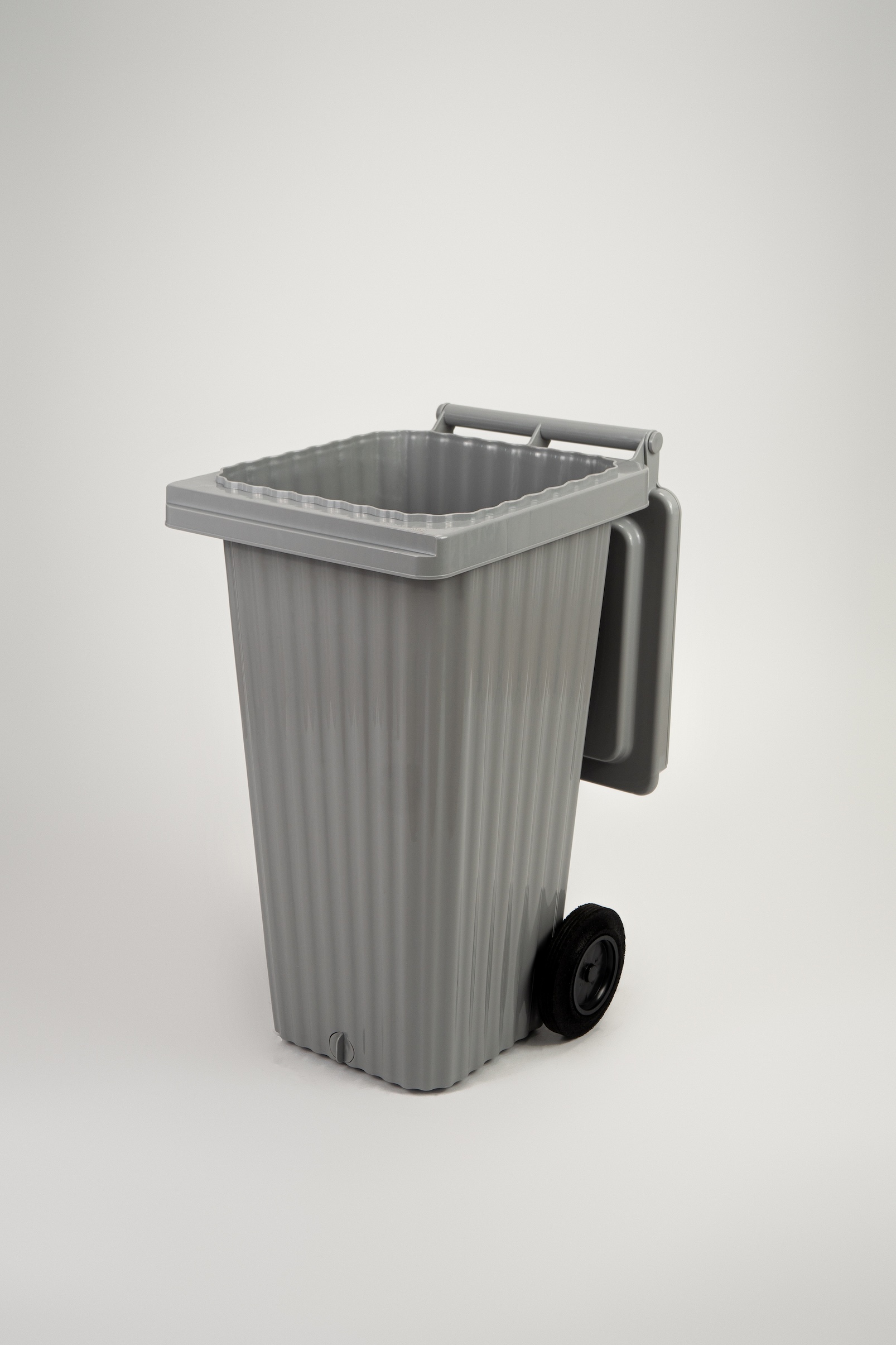 https://nbc-arhitect.ro/wp-content/uploads/2024/06/4-Foto-Pubela-Concrete-Wave-Bin-NBC-ARHITECT-_-product-design.jpg