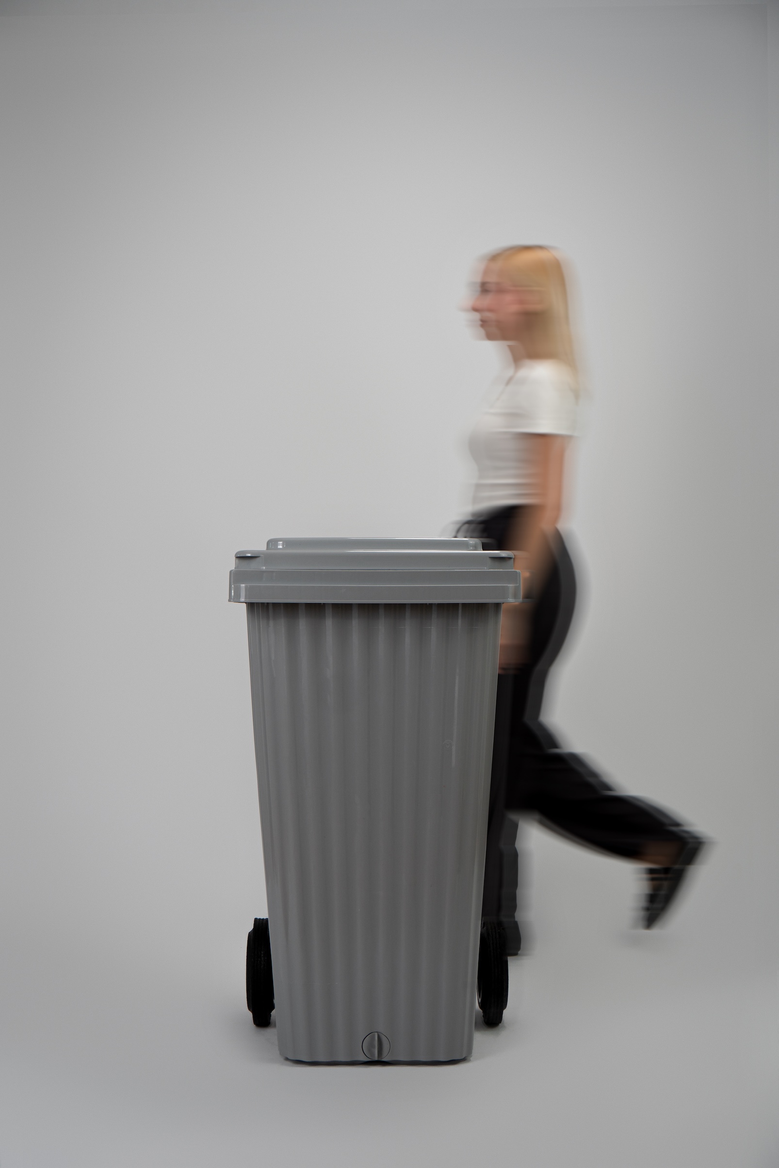 https://nbc-arhitect.ro/wp-content/uploads/2024/06/9-Foto-Pubela-Concrete-Wave-Bin-NBC-ARHITECT-_-product-design.jpg